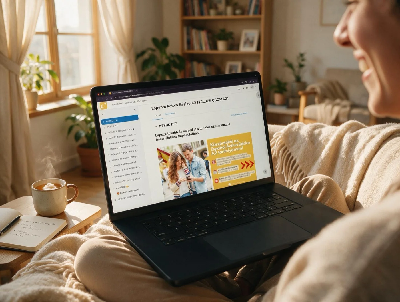 Diák otthon, kanapén ülve, laptopján az Español Activo Básico A2 tananyagával tanul spanyolul